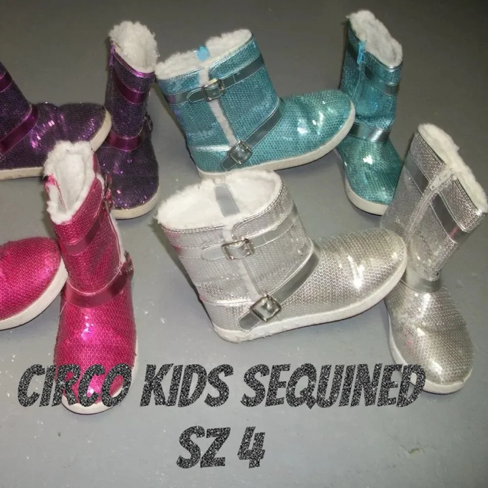 NWOT~Circo girls sequined silvery boots side buckle SZ:4 fur lined Barely Worn